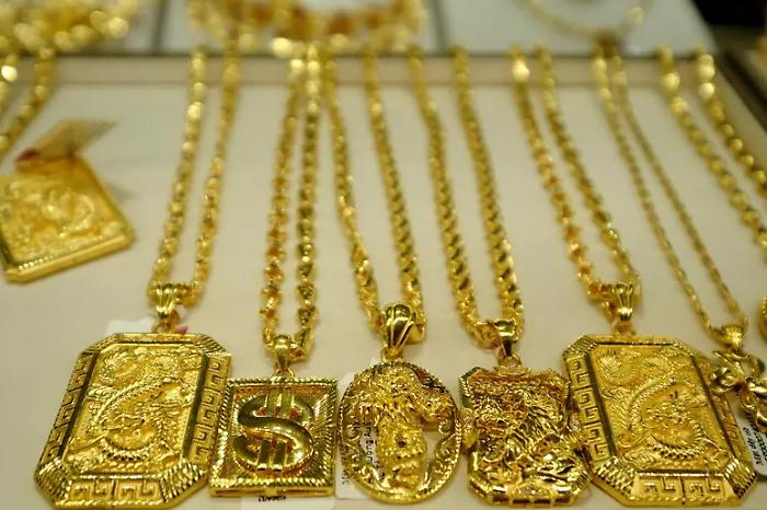 Rubavano gioielli ai morti, indagati 6 dipendenti del Comune Milano