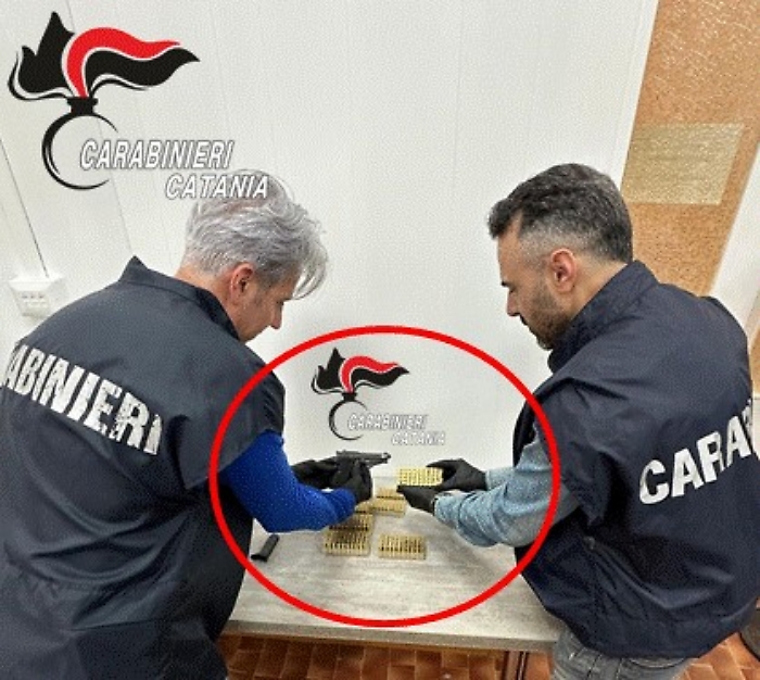 San Cristoforo, in un sacchetto di plastica trovati una pistola, un caricatore e 400 proiettili: due uomini denunciati