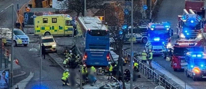 Stoccolma, bus si schianta contro una pensilina: almeno due i morti e decine di ferite. Arrestato l'a