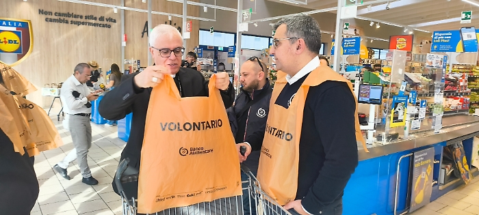 E' la giornata della colletta alimentare: 12.000 volontari nei supermercati, a Catania la spesa di monsignor Renna e Salvo La Rosa