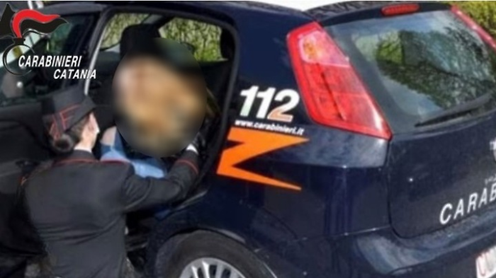 Aggredisce la madre e la sorella: 34enne violento arrestato nel Catanese
