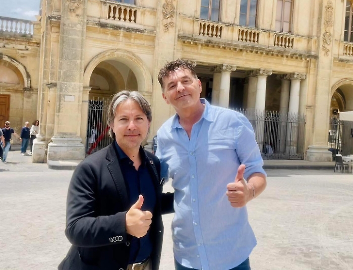da sinistra il sindaco di Noto Corrado Figura con Teo Mammucari