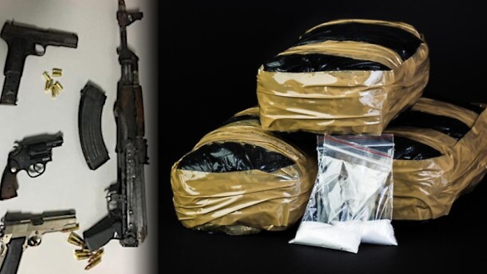 Catania, nel cassetto dell&rsquo;avvolgibile kalashnikov, pistole e 34 chili di coca