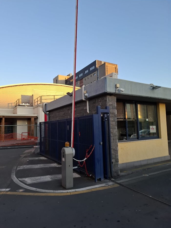 «Ripristinare telo di contenimento e sbarra» per la sicurezza delle guardie giurate