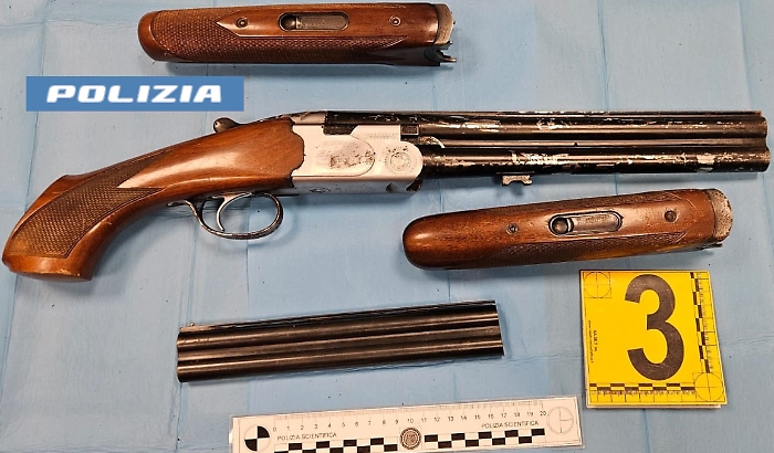 Librino, sorpresi con un borsone pieno di fucili clandestini: arrestato un 28enne, si cerca un fuggitivo