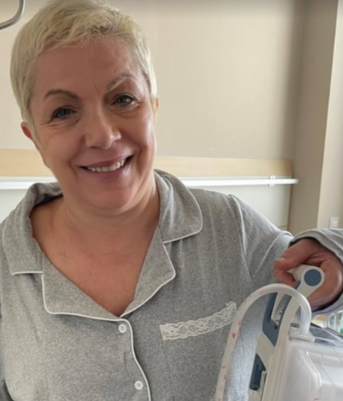 Rosanna Banfi torna in ospedale: scatto in pigiama con la scritta '&egrave; andata' dopo il ritorno dell'ospite