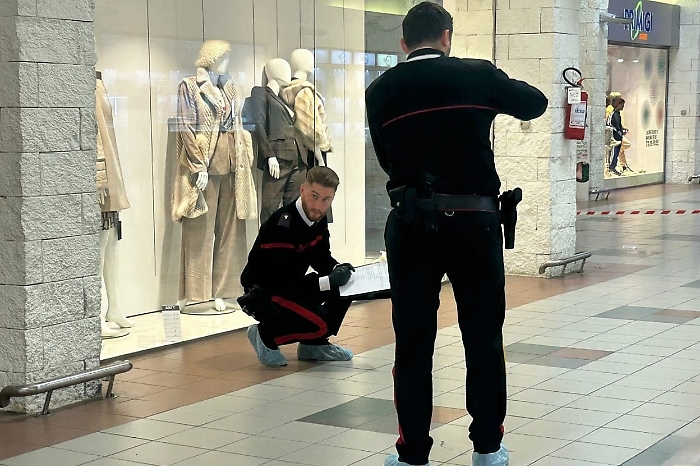 "Spaccata" notturna alla galleria Conforama di Riposto:  uno dei ladri lascia tracce di sangue