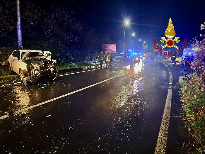 Scontro sulla statale 120 a Linguaglossa: 24enne estratto dalle lamiere resta gravemente ferito