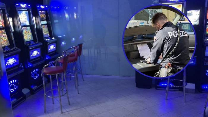 Tranciano il catenaccio e svuotano centro scommesse: rubate 5 slot machines