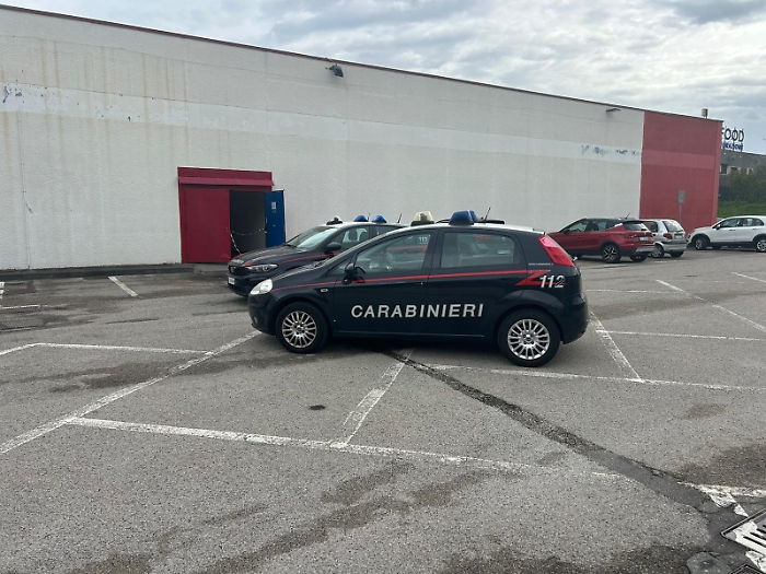 Riposto, centro commerciale Conforama ancora nel mirino: stavolta, per&ograve;, i ladri trovano anche i carabinieri