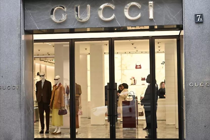 Ladri sfondano la vetrina di Gucci a Palermo: portati via 40mila euro di borse e accessori della nuova collezione