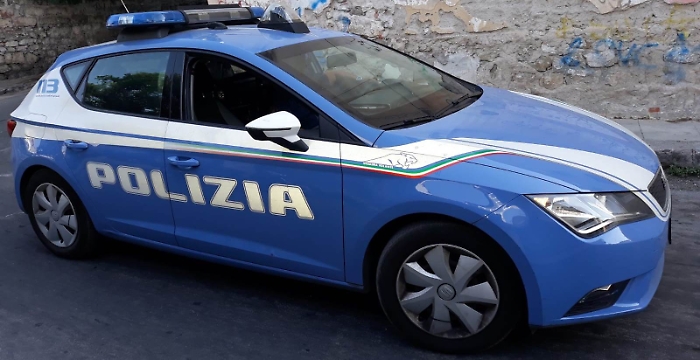 Droga, pistola e monopattini rubati nel sottoscala: arrestati a Palermo un 60enne e un 16enne