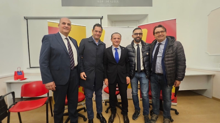 Solo una presenza? Di Stefano al tour di De Luca mette in crisi il 'modello Gela' e provoca mal di pancia a Di Paola