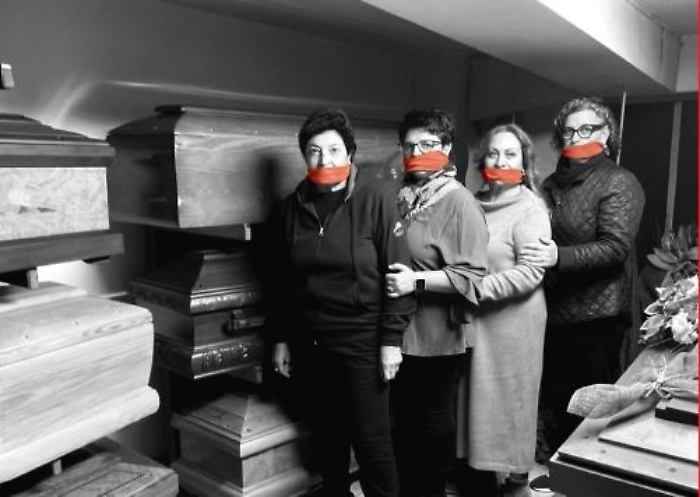 Un bavaglio dinnanzi a un gruppo di bare: a Catania la campagna shock per la Giornata contro la violenza sulle donne