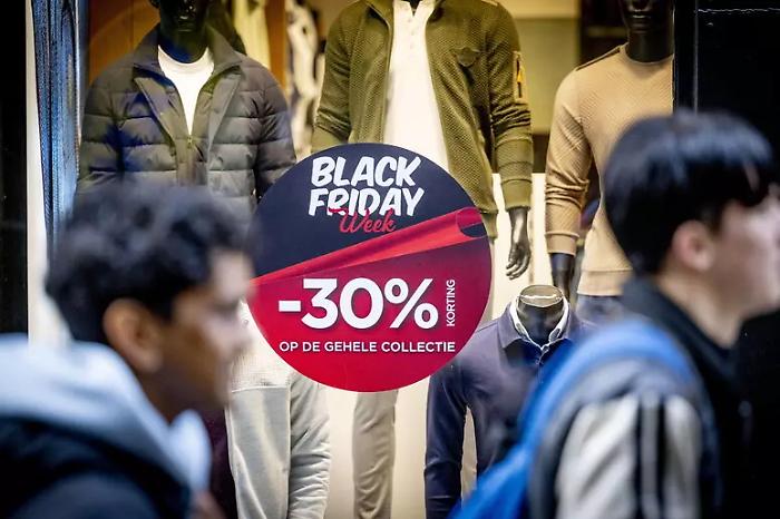 "Spese folli" per il Black Friday, 7 italiani su 10 compreranno: cosa c'&egrave; in vetta alle preferenze