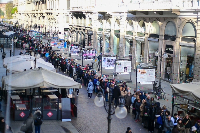 In fila a Milano per salutare Ornella Vanoni: &laquo;Domani &egrave; un altro giorno&raquo; in loop alla camera ardente
