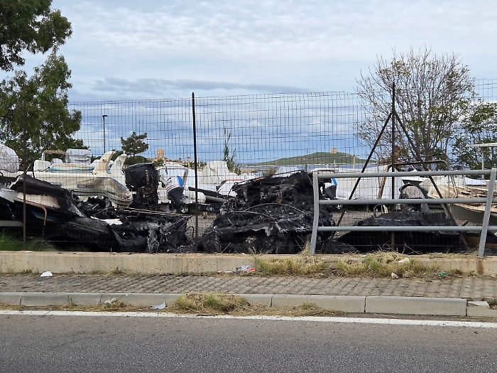 Fiamme in un'azienda di rimessaggio barche: 11 imbarcazioni danneggiate