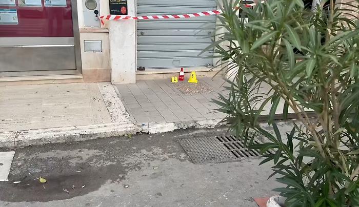 Palermo, l'ombra del racket a Sferracavallo: bottiglie di benzina davanti a cinque attività 