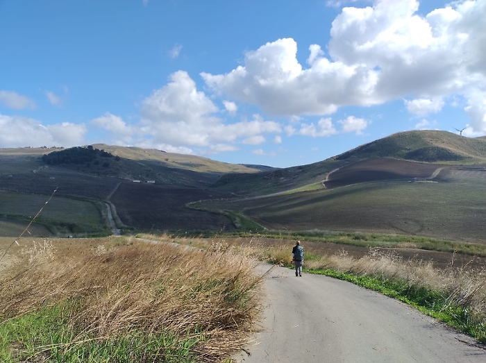 Coppia trentina a piedi da Palermo a Enna: «La Sicilia terra generosa e accogliente»