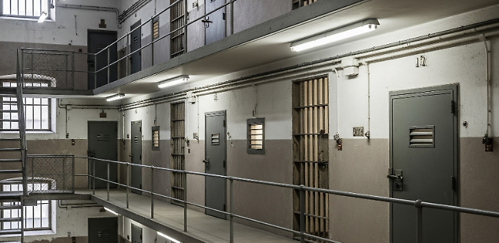 Scoperti cinque smartphone murati nelle celle dei detenuti