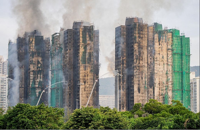 Inferno a Hong Kong: il rogo di Tai Po devasta il complesso Wang Fuk Court