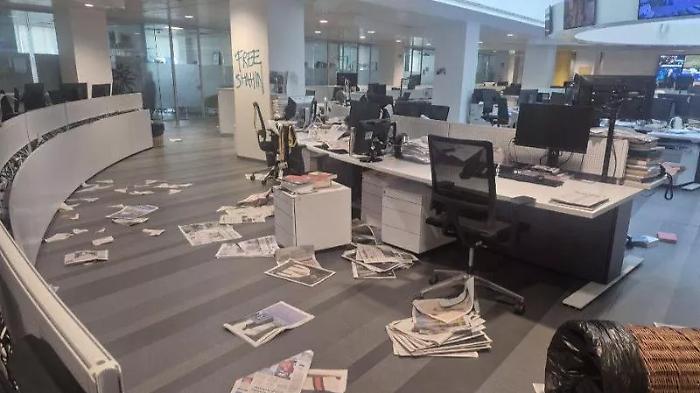 Folli a Torino, assaltata la sede del quotidiano La Stampa