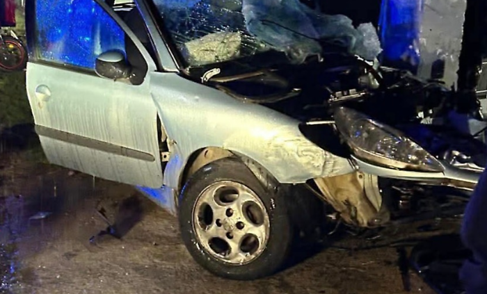 Si schianta con l'auto contro un palo e muore nel Palermitano