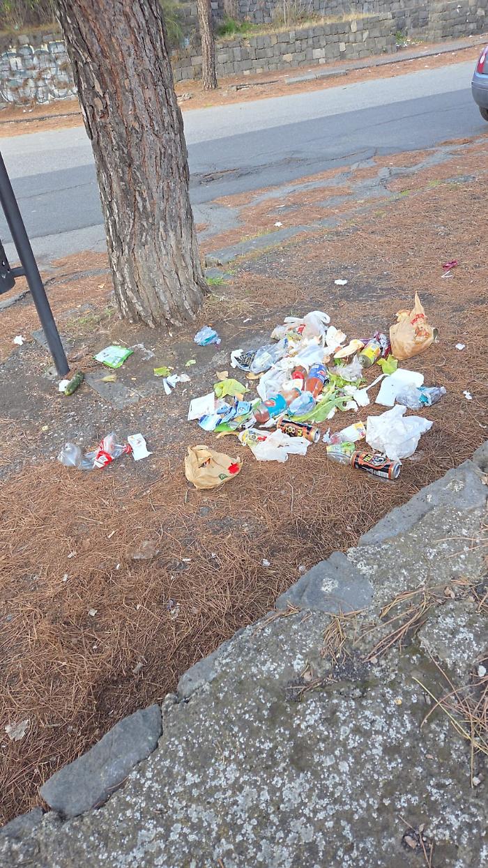 Rifiuti abbandonati ai Monti Rossi di Nicolosi