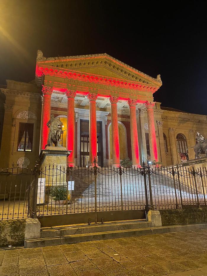 Il teatro Massimo si illumina di rosso per la Giornata mondiale contro l’Aids