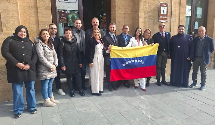 Gli amministratori comunali con la delegazione venezuelana