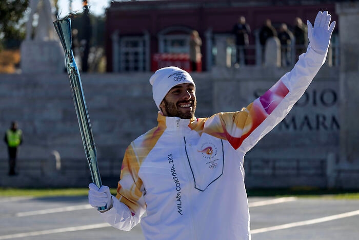  Parte il viaggio della fiamma olimpica di Milano Cortina: Paltrinieri è il primo tedoforo della lunga staffetta