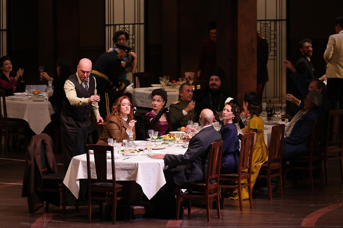 La Scala apre con "Lady Macbeth del distretto di Mcensk": la diretta 4K su Rai 1, gli ospiti del palco reale e il flash mob