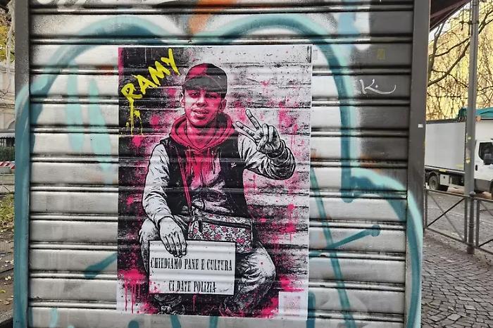 Manifesto per Ramy davanti al teatro Dal Verme contro gli Ambrogini d'oro ai Carabinieri