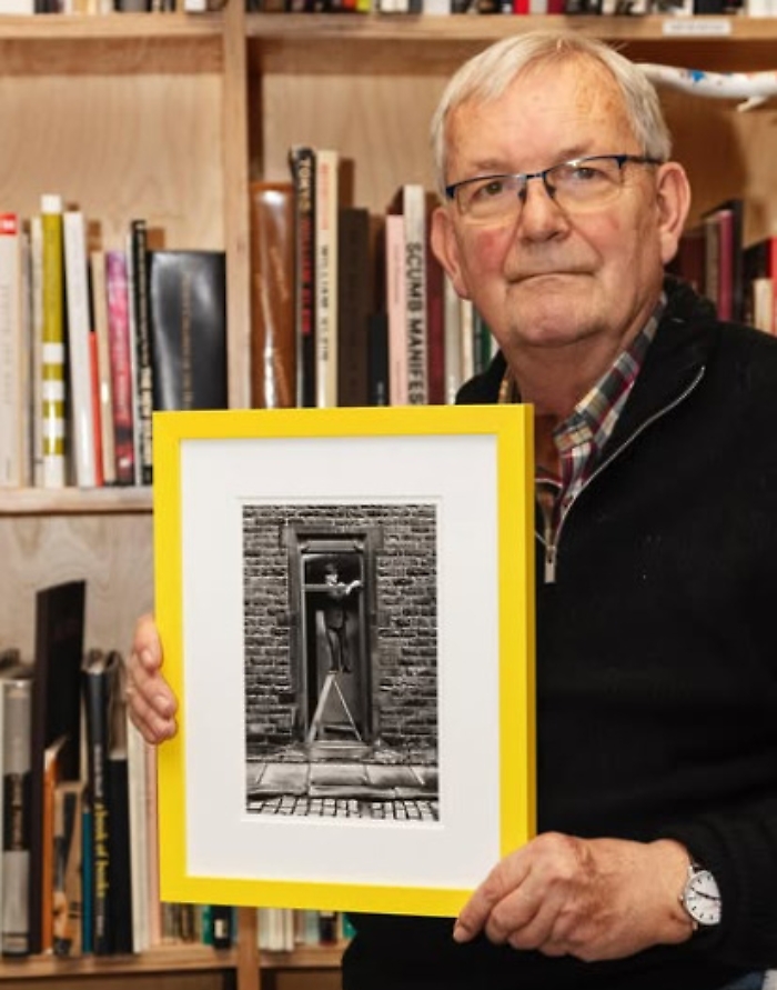 Addio a Martin Parr: il fotografo che ha raccontato la quotidianità con ironia e colori