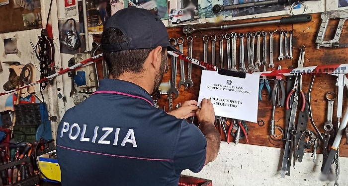 Controlli straordinari a Catania: sequestrata officina abusiva sequestrata e sanzioni ad ambulanti 