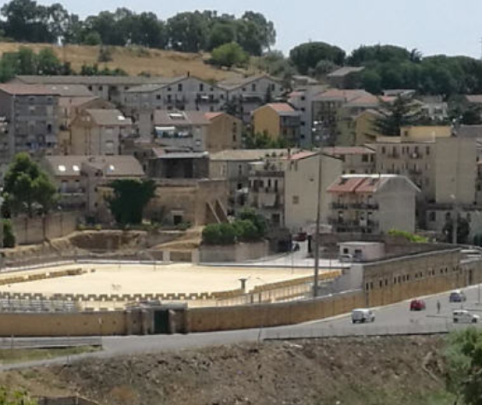 Spogliatoi incustoditi al S. Ippolito, giocatori derubati mentre disputavano un match