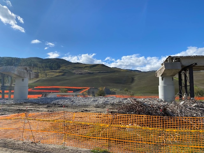 La campata già demolita del viadotto Cannatello
