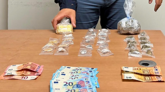 Con le feste aumenta la domanda di droga e della potente "wax": arrestato un pusher 
