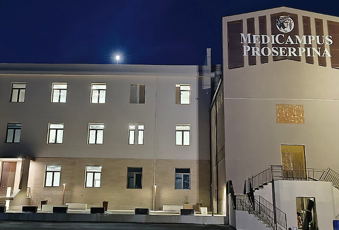 Enna, inaugurata nuova sede  della Facoltà di Medicina dell’Università romena: «Abbiamo cominciato 10 anni fa in un garage»