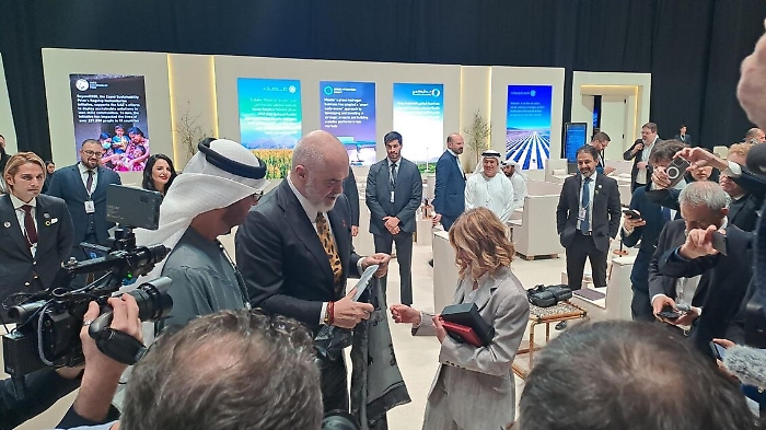 Dalla parure libica alle scarpe di pitone: l’asta (inedita) dei doni alla premier e la prova di trasparenza che mancava