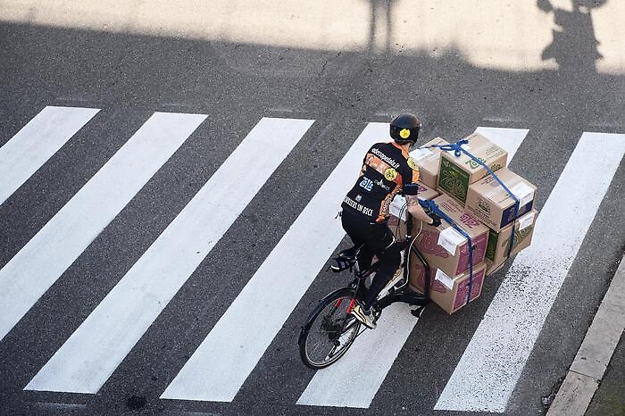 Microtassa sui pacchi extra-Ue, l’Italia accelera: perché quei “2 euro” possono cambiare l’e-commerce