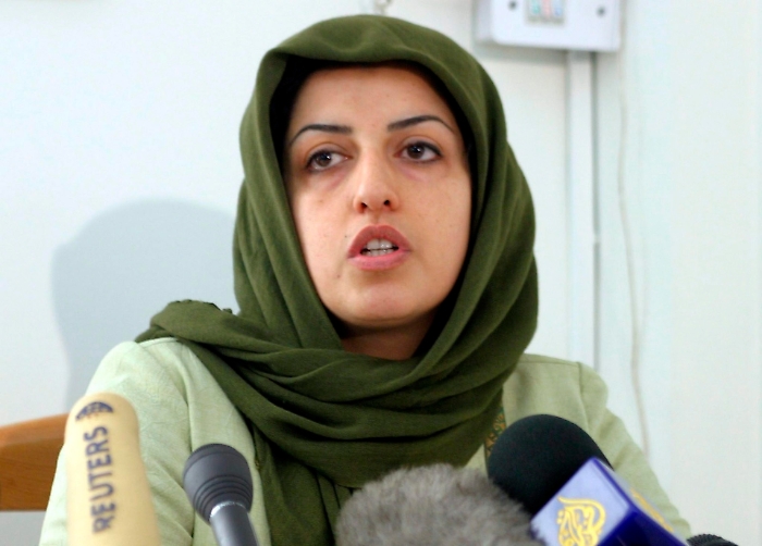 “La sedia vuota di Oslo, di nuovo in catene”: perché l’arresto di Narges Mohammadi scuote l’Iran