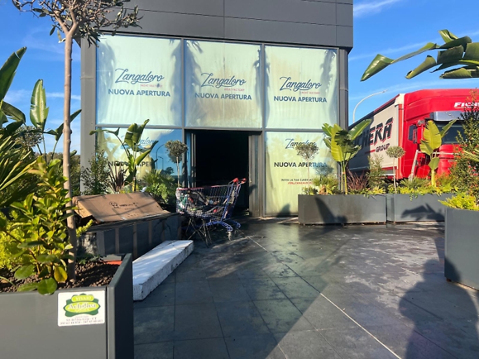 Fiamme in un'attività commerciale di Gela appena aperta: si indaga sulle cause del rogo 