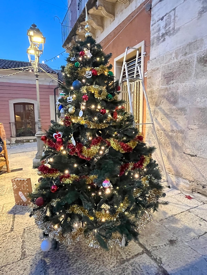 I ladri del Natale a Comiso, ma la comunità lo fa subito rivivere