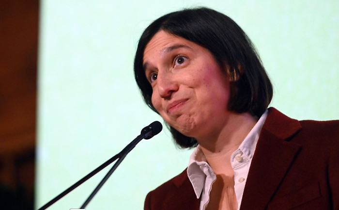 &ldquo;Esci dal palazzo e vai a fare la spesa&rdquo;: Schlein sfida Meloni dal cuore dell&rsquo;Assemblea PD