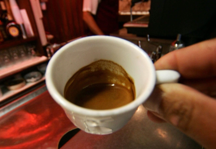 Caffè e allenamento: la guida definitiva per usare la caffeina come alleata di performance (senza farsi male)