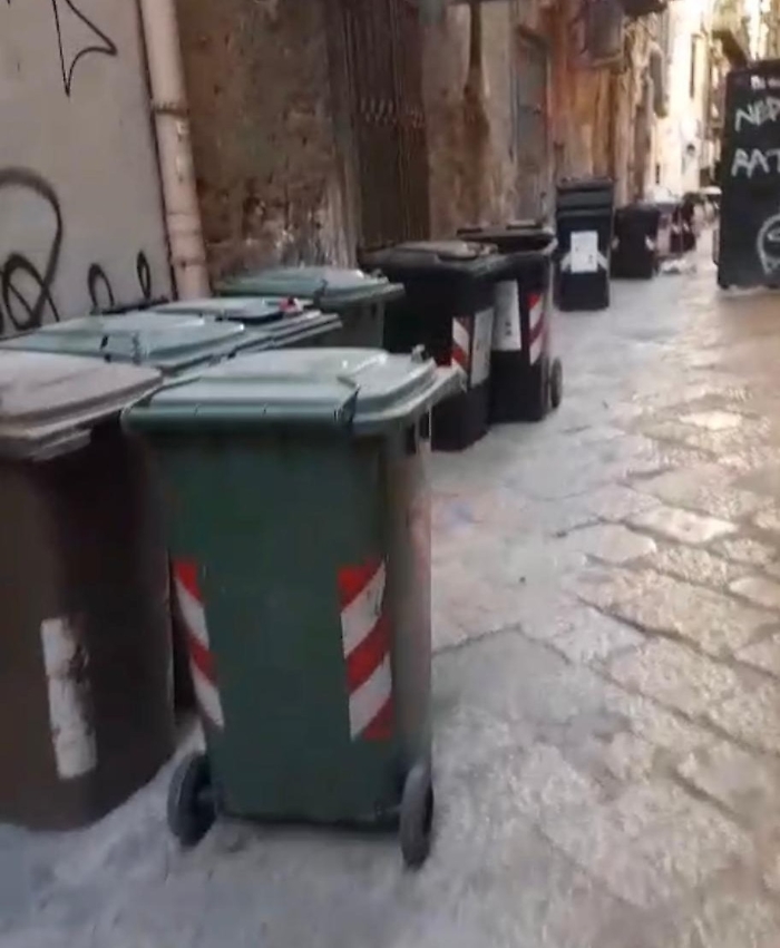Lo slalom tra rifiuti e cattivi odori nel vicolo a due passi dal centro: arriva la petizione dei residenti