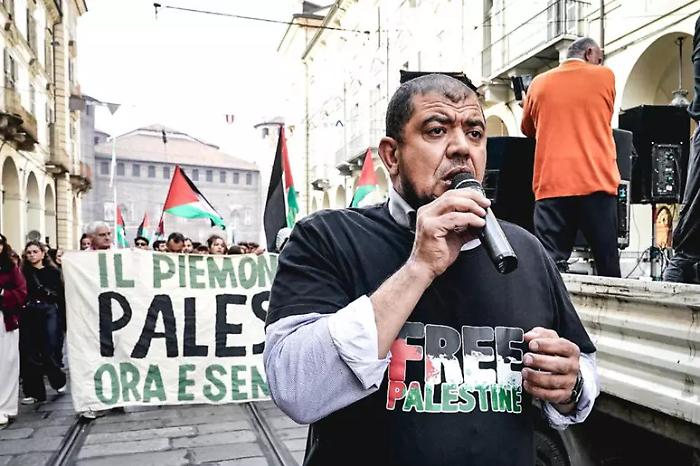 Mohamed Shahin si riunisce con la famiglia dopo essere tornato libero e lascia Torino