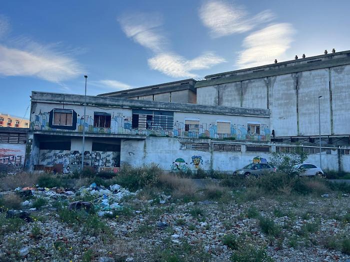 A Messina ruspe in arrivo: partono le demolizioni per un parco urbano sullo Stretto