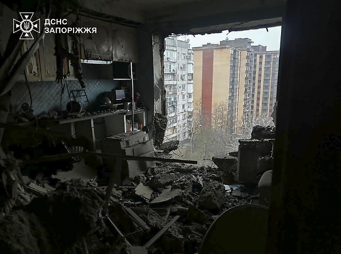 Raffineria russa in fiamme dopo attacco di droni ucraini. Esplosioni anche a Kiev